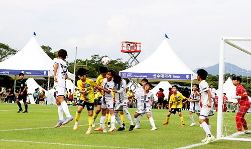 지난 12일 축구공원에서 경주화랑FC 대 천안축구센터 경기가 열리고 있다. 사진-=경주시 제공