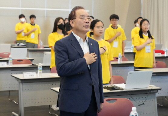 하윤수 교육감이 ‘학생 인공지능 윤리 캠프’를 찾은 모습. 사진=부산시교육청 제공