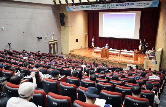 '송도 8공구 R2·B1·B2 제안공모' 주민의견청취 행사에서 김진용 인천경제자유구역청장이 인사말을 하고 있다. 사진=인천경제자유구역청 제공