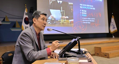 이강덕 시장이 14일 시청 대회의실에서 간부공무원을 대상해 특강을 진행하며 '주인의식'과 '적극적인 자세'를 강조하고 있다. 사진=포항시 제공