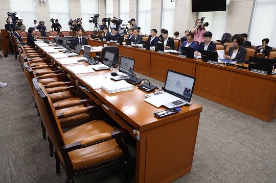 16일 국회에서 열린 행정안전위원회 전체회의에 여당 의원들이 불참해 빈 자리가 보이고 있다. 사진=박은숙 기자