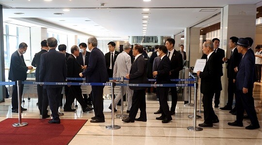 16일 윤석열 대통령의 부친 고 윤기중 연세대 명예교수의 빈소가 마련된 서울 서대문구 신촌세브란스병원 장례식장에서 조문객들이 신원 확인을 받으며 입장하고 있다. 사진=사진공동취재단