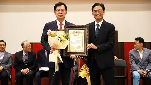 이만희 의원이 법률소비자연맹이 주관하는 '2023 대한민국 헌정대상' 종합평가 1위를 기록하며 6년 연속 선정의 영예를 안았다. 사진=이만희 의원실 제공