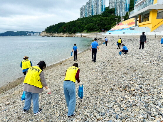 해양경찰청과 진행한 플로깅 활동 장면. 사진=삼진어묵 제공