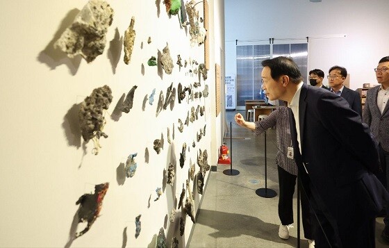 임태희 경기도교육감이 17일 국립과천과학관을 둘러 보고 있다. 사진=경기도교육청 제공