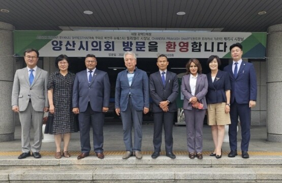 양산시의회 방문 후 가진 기념촬영 모습. 사진=김성훈 부산외대 특임교수 제공