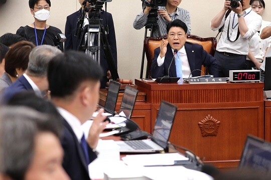 국회 과학기술정보방송통신위원회 장제원 위원장이 18일 이동관 방송통신위원장 후보자 인사청문회를 주재하는 모습. 사진=박은숙 기자