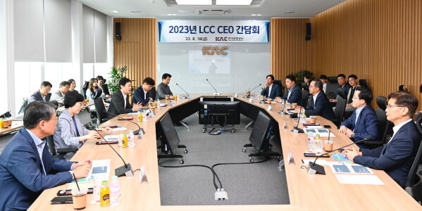 윤형중 한국공항공사 사장(왼쪽열 중앙)과 LCC 항공사 대표단이 한중노선 운항 증편과 국제선 활성화 방안을 논의하고 있다. 사진=한국공항공사 제공