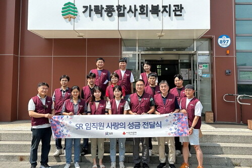 에스알은 18일 주거 여건이 열악한 수서 인근 보훈대상 및 독거어르신 등 9가구를 직접 방문해 에어컨, 냉장고 등 노후가전 교체를 위한 지원물품을 전달하고 물품설치와 환경개선, 말벗 활동도 함께 펼쳤다. 사진=SR 제공