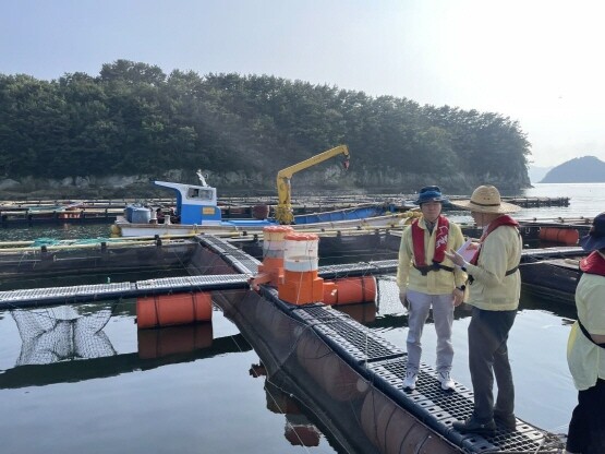 가두리양식장 방문 모습. 사진=경남도 제공