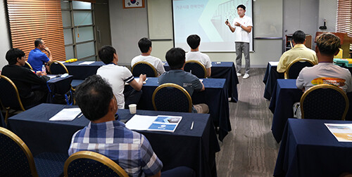 경북농업기술원이 마련한 들녘특구 리더농가 워크숍에서 청년 농업인이 6차 산업 성공사례에 대해 특강을 하고 있다. 사진=경북농기원 제공