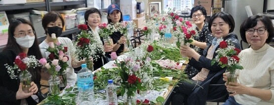 장미꽃 이벤트를 준비하는 꽃꽃이 장면. 사진=온종합병원 제공