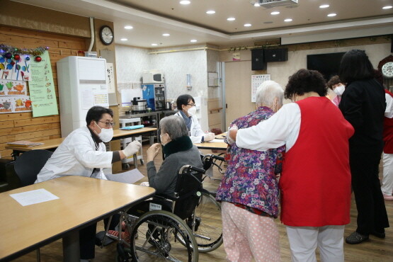 홍태용 김해시장이 지난해 요양시설을 방문해 진료를 펼치는 모습. 사진=김해시 제공