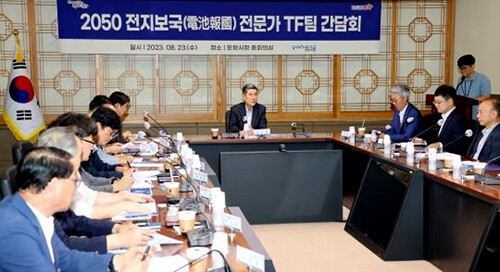 이강덕 포항시장이 2050 전지보국 전문가 TF 간담회를 주재하고 있다. 사진=포항시 제공