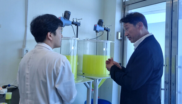 김남일 포항시 부시장이 시연회에 참석해 해수 방사능 검사 시료 전처리 과정에 대해 설명을 듣고 있다. 사진=포항시 제공