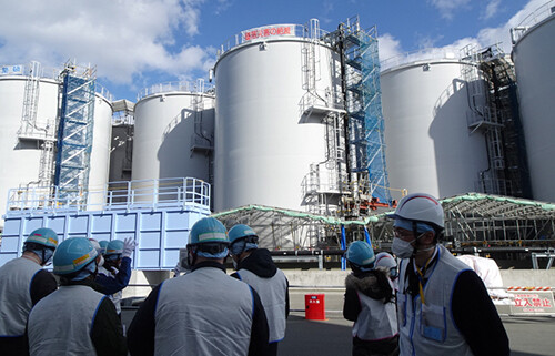 도쿄전력 관계자들이 지난 2월 2일 후쿠시마 제1원자력발전소에서 외신 기자들에게 오염수 저장탱크를 설명하고 있다. 사진=연합뉴스