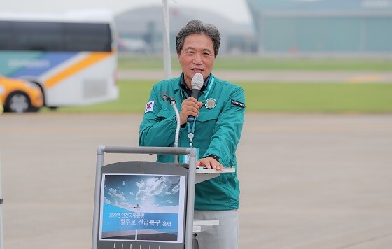 24일 인천공항 내 격리주기장에서 진행된 활주로 긴급복구 종합훈련에서 이학재 사장이 인사말을 하고 있다. 사진=인천국제공항공사 제공