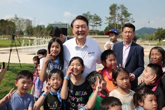 대통령실은 윤석열 대통령 부부가 26일 오후 용산어린이정원 내 조성된 분수정원에서 열린 다둥이가족 초청행사에 깜짝 방문했다고 밝혔다. 사진=대통령실 제공