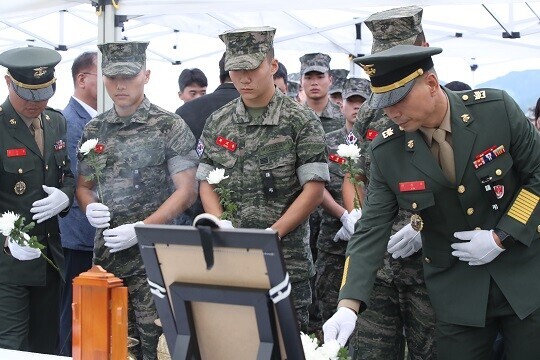 집중호우 실종자를 수색하다 순직한 해병대 고 채 아무개 상병 사망 사건의 진상규명을 위해 국회가 국정조사를 실시해야 한다는 내용의 국민동의청원이 국회 소관 상임위원회에 회부될 예정이다. 고 채 상병의 안장식이 7월 22일 오후 국립대전현충원에서 거행되고 있는 가운데 동료들이 헌화하고 있다. 사진=연합뉴스