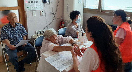 '좋은사람들' 봉사단이 어르신들에게 손맛사지 봉사활동을 갖고 있다. 사진=좋은사람들 제공