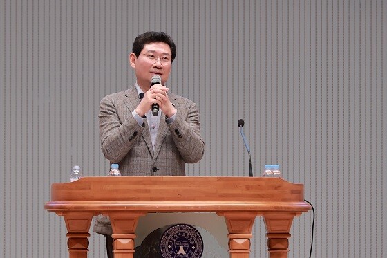 이상일 용인특례시장이 27일 총신대학교에서 열린 용인기독교총연합회 기도대성회에 참석해 축사를 하고 있다. 사진=용인특례시 제공