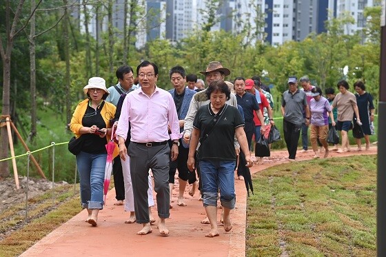 이현재 하남시장이 28일 미사한강5호공원 구산둘레길을 시민들과 함께 점검하고 있다. 사진=하남시 제공