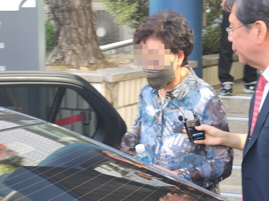 윤석열 대통령 장모 최은순 씨가 7월 7일 '잔고증명서 위조' 항소심 공판을 마친 뒤 의정부지방법원을 나오고 있다. 사진=남경식 기자