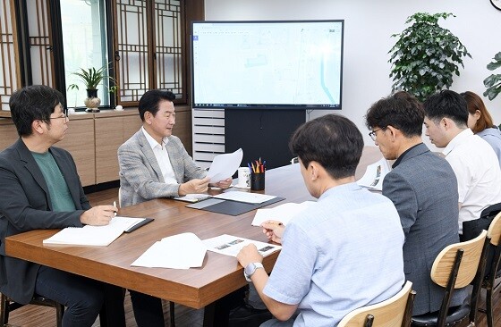 김동근 의정부시장이 31일 '2023 민락맥주축제' 준비 상황을 보고 받고 있다. 사진=의정부시 제공