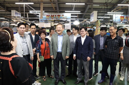 이상민 행정안전부 장관, 오병권 경기도 행정1부지사가 대명항 수산물 어판장을 방문해 수산물을 직접 구매하며 상인들의 애로사항을 청취하고 있다. 사진=김포시 제공