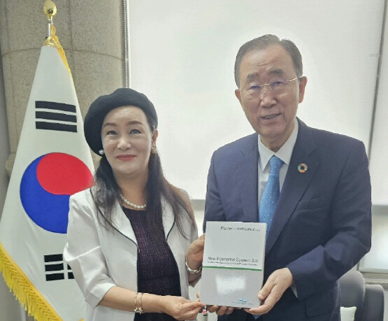글로벌외교관포럼 제나 정 회장이 지난 2일 ‘보다 나은 미래를 위한 반기문 재단’을 방문해 2022년도 노벨 경제학 후보에 오르기도 했던 하인즈 피터 플래쩌 교수가 직접 서명한 ‘신경제학 시스템 3.0’을 반기문 전 유엔 사무총장에게 전달하고 있다. 사진=글로벌외교관포럼 제공