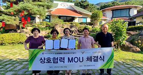지난달 26일 영도벨벳 연수원에서 ㈜영도벨벳 류병선 대표이사(왼쪽 두번째)와 ㈜이에이치알디 배선미 대표이사(왼쪽 세번째)를 비롯한 양사 관계자들이 업무협약식을 갖고 기념촬영을 하고 있다. 사진=㈜이에이치알디 제공