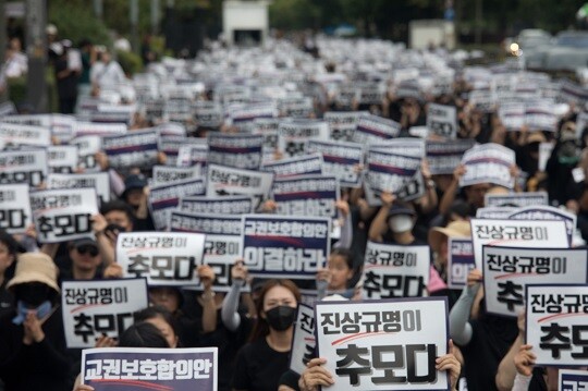 서울 서이초등학교 교사 49재인 지난 4일 서울 여의도 국회 앞에 약 4만여 명의 교사들이 모여 추모집회를 하고 있다. 사진=이종현 기자