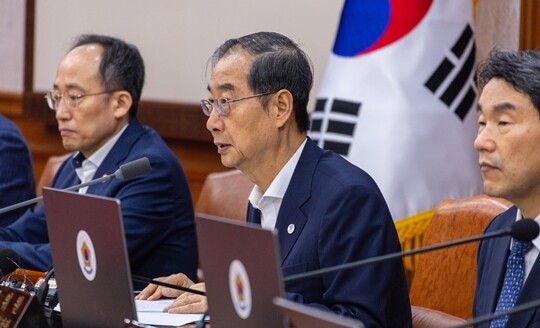 한덕수 국무총리가 5일 오전 서울 종로구 정부서울청사에서 열린 국무회의에 참석해 국무회의 안건을 설명하고 있다.  사진=연합뉴스