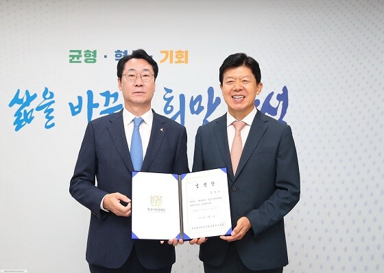 정명근 화성시장이 5일 정승호 신임 화성시환경재단 대표이사에게 임명장을 수여한 뒤 기념촬영하고 있다. 사진=화성시 제공