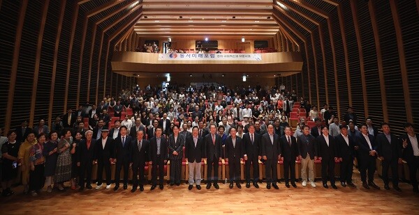 7일 대구은행 제2본점에서 열린 '동서미래포럼' 정책세미나에 참여한 주요 인사와 서울, 대구, 광주 회원 등 500여 명이 기념촬영을 하고 있다. 사진=남경원 기자