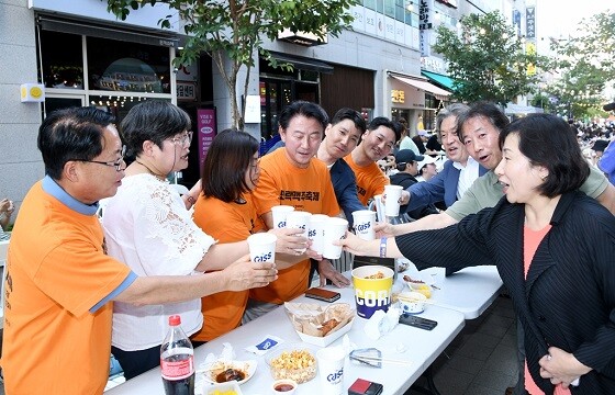 민락맥주축제에 참여한 김동근 의정부 시장. 사진=의정부시 제공