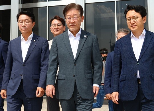 이재명 더불어민주당 대표가 12일 쌍방울 그룹 ‘대북송금 의혹’ 관련 6차 검찰 소환조사에 출석하기 위해 국회를 나서고 있다. 사진=박은숙 기자