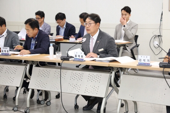 홍태용 시장이 간담회를 주재하는 모습. 사진=김해시 제공