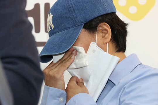 13일 오전 서울 마포구 군인권센터에서 열린 '해병대 실종자 수색 사고 생존자 가족의 임성근 해병1사단장 고발 기자회견'에서 피해자 어머니가 눈물을 닦고 있다. 사진=연합뉴스