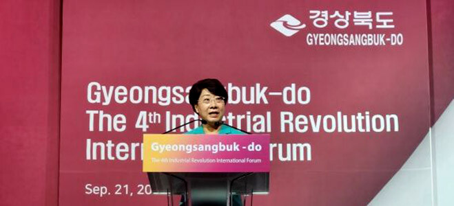 13일 이달희 경제부지사가 '경상북도, 로봇산업 혁신기지 중심전략'이라는 주제로 열린 '4차 산업혁명 국제포럼'에서 환영사를 하고 있다. 사진=경북도 제공