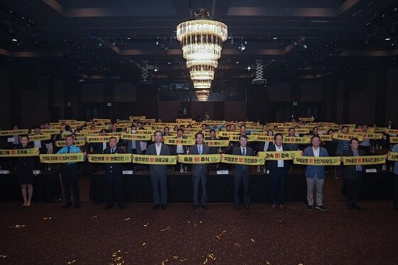 13일 ‘교통안전 땡큐! 얼라이언스’ 출범식에서 함진규 한국도로공사 사장을 비롯한 유관기관 참석자들이 교통문화 선진국으로의 도약을 위한 각 기관별 슬로건 선포 퍼포먼스를 진행하고 있다. 사진=한국도로공사 제공