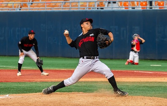 U-18 대표팀이 월드컵 동메달을 획득했으나 투수 김택연(사진)의 혹사 논란이 씁쓸한 뒷맛을 남겼다. 사진=최준필 기자