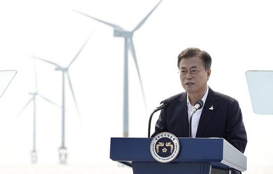 문재인 정부에서는 신재생에너지 비중을 2030년까지 30.2%로 늘리는 것을 목표로 삼았다. 2020년 7월 17일 전북 부안군에 위치한 서남권 해상풍력 실증단지에서 열린 ‘한국판 뉴딜, 그린 에너지 현장-바람이 분다’ 행사에서 인사말을 하고 있는 문재인 전 대통령. 사진=청와대 제공