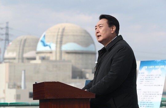 윤석열 대통령은 대통령 후보 시절부터 탈원전 재검토를 강조해왔다. 2021년 12월 29일 경북 울진군 신한울 3·4호기 건설중단 현장을 방문해 탈원전 정책 전면 재검토와 신한울 3·4호기 건설 즉각 재개 등 공약을 발표하고 있는 윤석열 대통령. 사진=연합뉴스