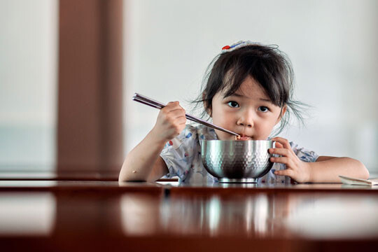 밥상머리 교육은 아이에게 가족과의 소속감, 자기 통제력 등을 기르는 데 도움을 준다.