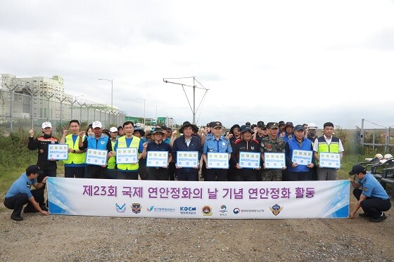 경기평택항만공사 김석구 사장이 14일 한국해양구조협회, 해양자율방제대, 평택지방해양수산청, 평택해양경찰서, 평택시청, 태영그레인터미널, 한국해양안전협회, 해군2함대, 해양환경공단 평택지사 관계자 등과 함께 기념촬영하고 있다. 사진=경기평택항만공사 제공