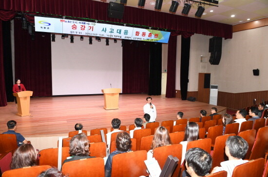 정종복 기장군수가 훈련 참가자들에게 당부말을 전하고 있다. 사진=기장군 제공