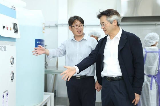 고양지역자활센터의 세척사업단을 방문한 이동환 고양특례시장. 사진=고양특례시 제공