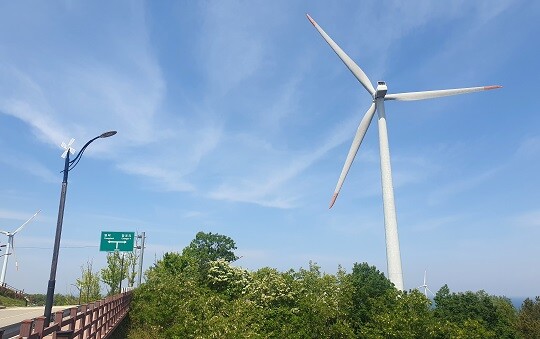 우리나라에서는 전기요금보다 풍력발전 단가가 높아 효율이 떨어진다는 의견이 많다. 사진=연합뉴스