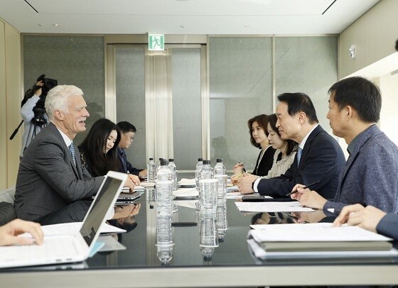 임태희 경기도교육감이 22일 안드레아스 슐라이허 OECD 교육·기술국장과 간담회를 갖고 있다. 사진=경기도교육청 제공